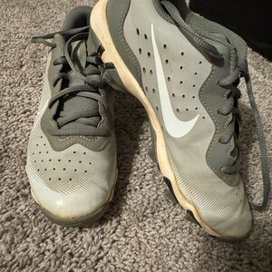 Used Boys Nike Gray/White Baseball Cleats - size 4.5Y